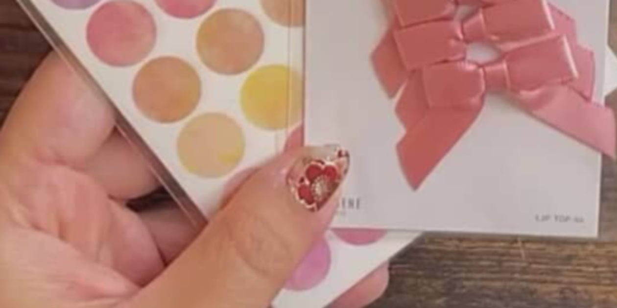 元美術の先生が、セリアの丸シールを貼り合わせていくだけで……　完成したアイテムに「抜群のセンス」「発想が素晴らしい」（1/3） | ライフスタイル ねとらぼ