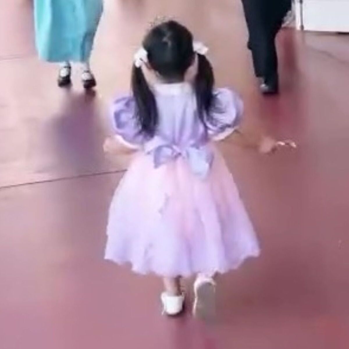 ディズニーへ行くも、3歳娘が一目散に向かったのは……　思わぬ光景に「二度見したわ」「勇気あるお子様ですね」と122万再生 | ディズニー ねとらぼ