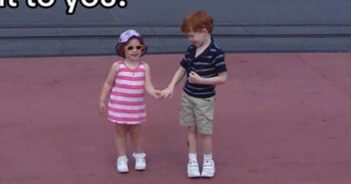 ディズニーで兄の手を握る2歳の妹→大人になって……「あぁぁぁ…」　同じ場所＆ポーズで撮った“現在の姿”が297万再生【海外】（1/2） | ライフスタイル ねとらぼ