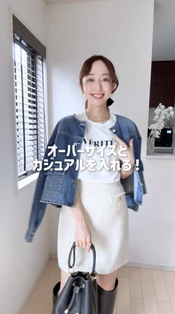 トップスはTシャツに変えることでカジュアル要素をプラス