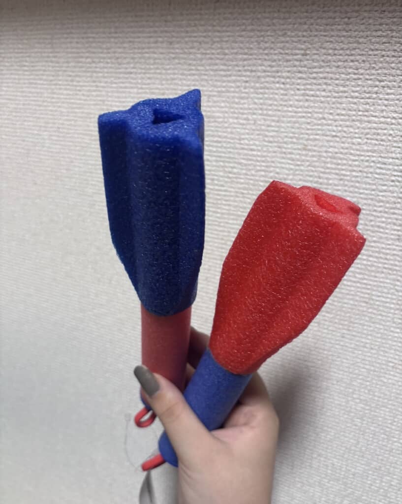 赤と青のスポンジ素材で作られた細長い棒状のアイテム