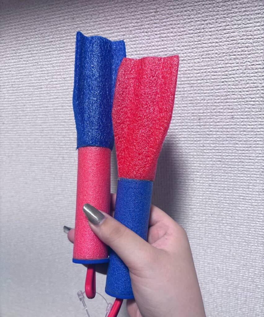 先端には羽根のようなものが付いており、中央には穴も空いています