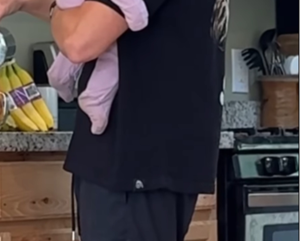 ママがひと休みのため、赤ちゃんをパパに抱っこしてもらったら……「笑いすぎておなか痛い」　まさかの光景が6500万再生「怖すぎｗ」【海外】（1/3） | 育児 ねとらぼ