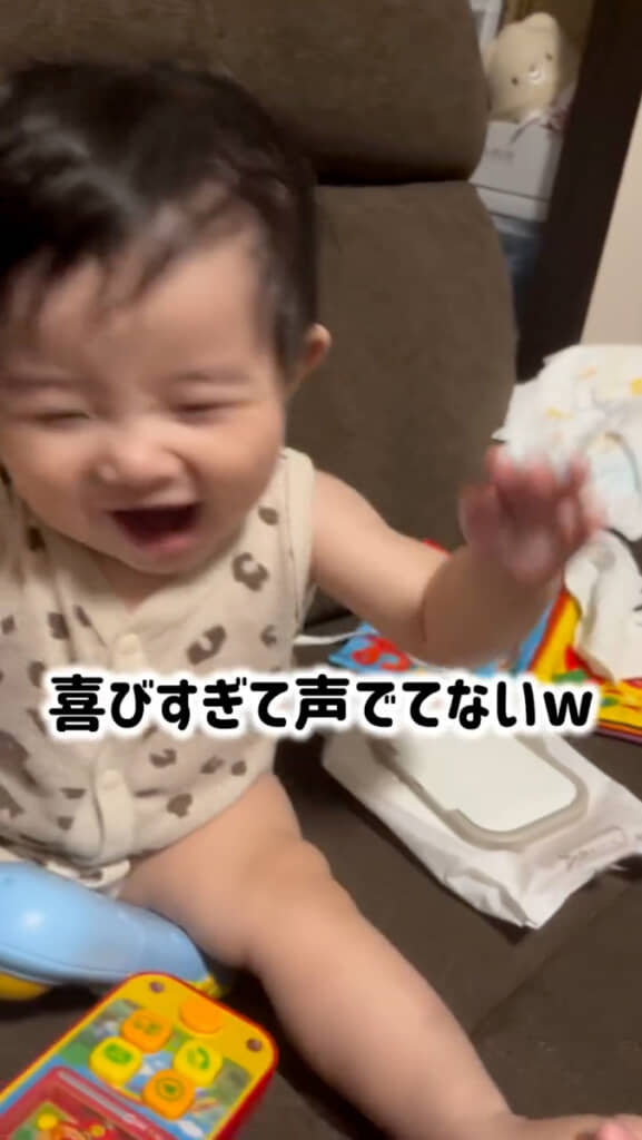 おもちゃで遊ぶ9カ月の息子→パパが帰宅すると……　全身でアピールする姿に「めっちゃ可愛い」「仕事の疲れもぶっ飛ぶわ」