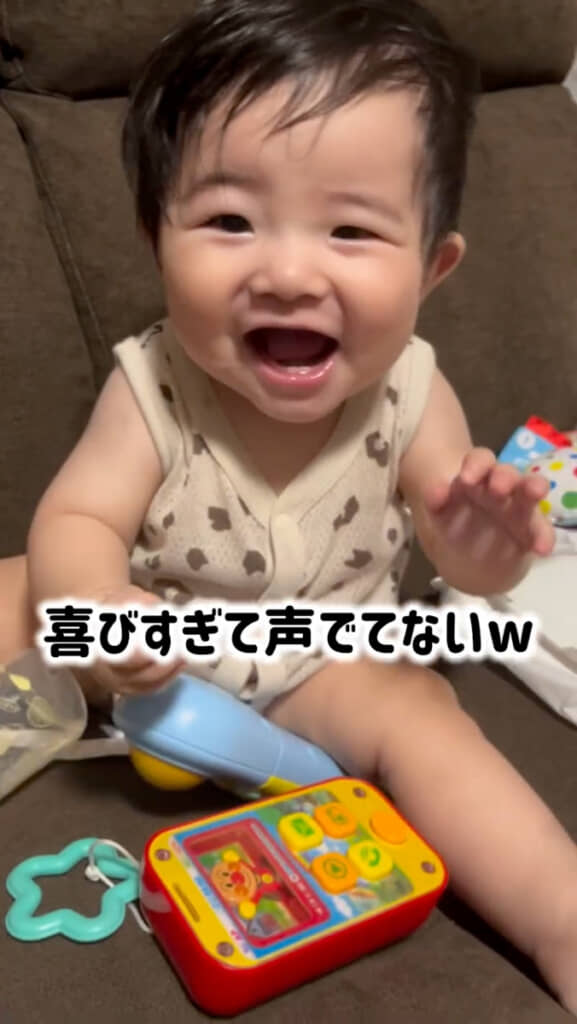 おもちゃで遊ぶ9カ月の息子→パパが帰宅すると……　全身でアピールする姿に「めっちゃ可愛い」「仕事の疲れもぶっ飛ぶわ」