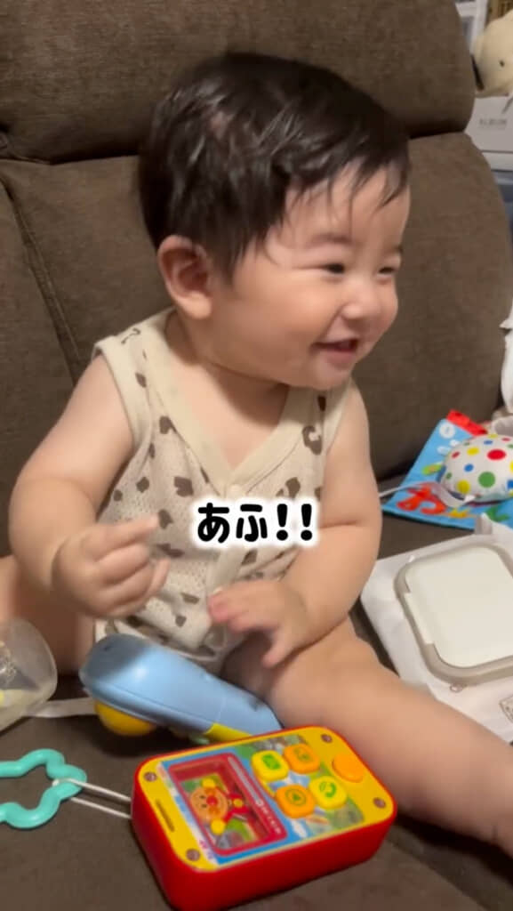 おもちゃで遊ぶ9カ月の息子→パパが帰宅すると……　全身でアピールする姿に「めっちゃ可愛い」「仕事の疲れもぶっ飛ぶわ」