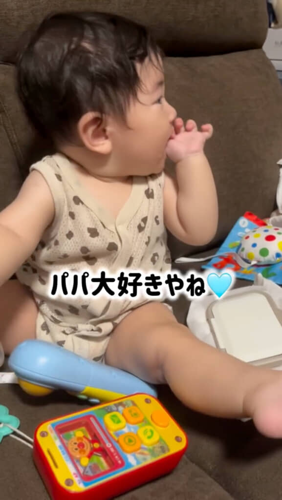 おもちゃで遊ぶ9カ月の息子→パパが帰宅すると……　全身でアピールする姿に「めっちゃ可愛い」「仕事の疲れもぶっ飛ぶわ」