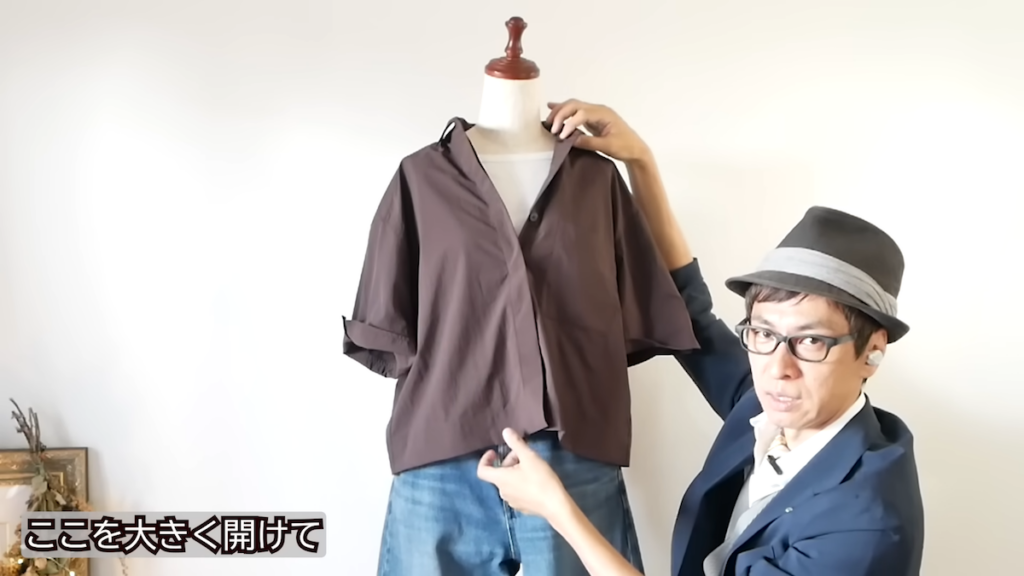 シャツの上ボタンを開けて首周りに立体感をプラス