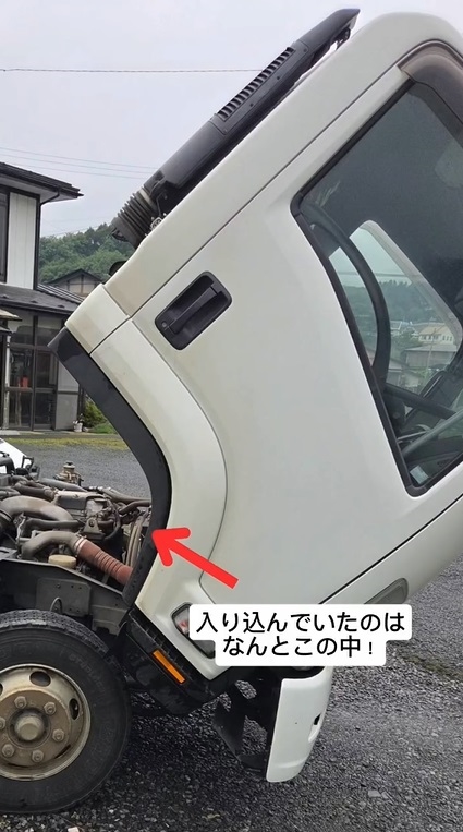 トラックのキャビンを斜めに持ち上げている