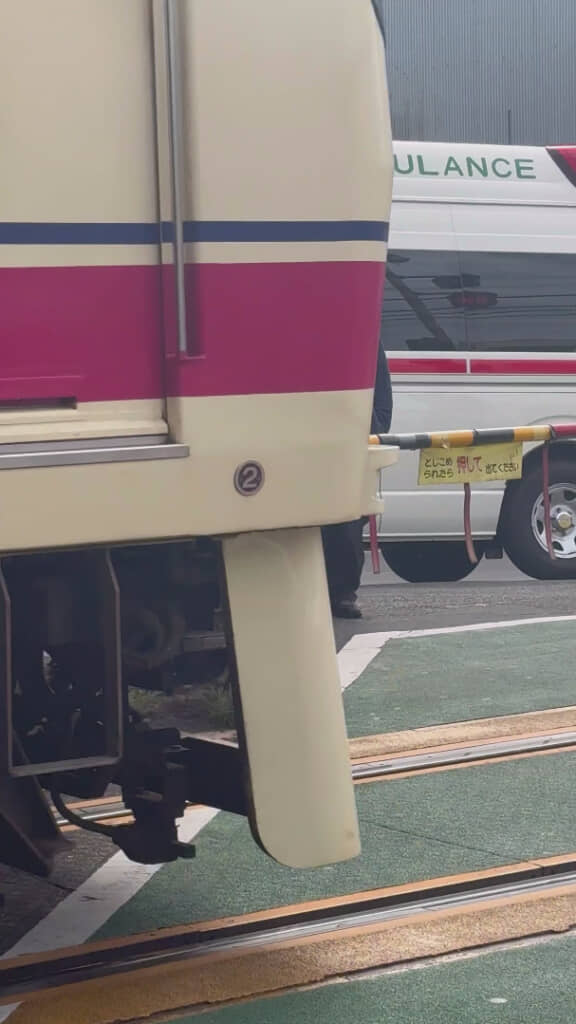 そこに電車がさしかかる