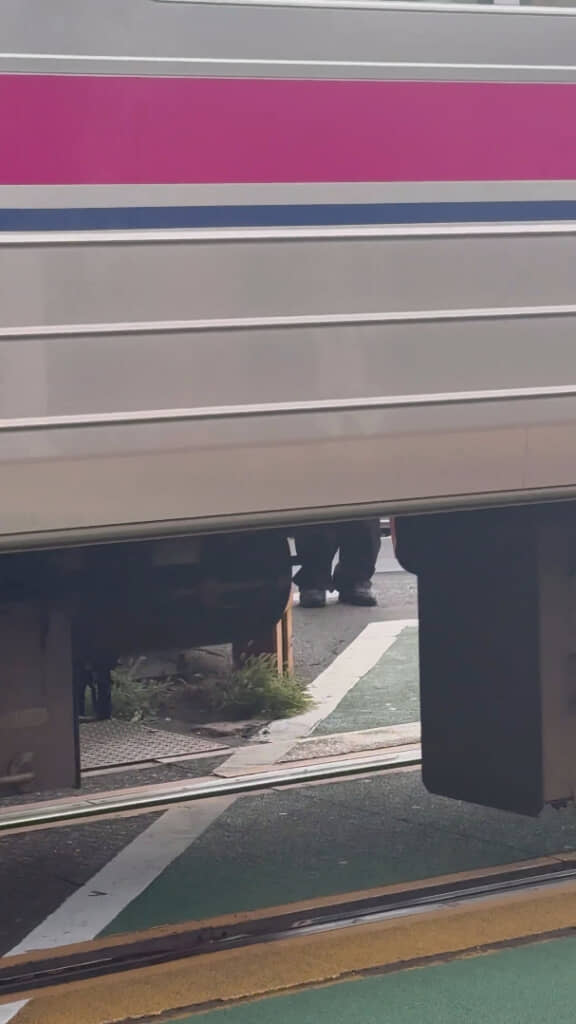 見えるのは足元だけに