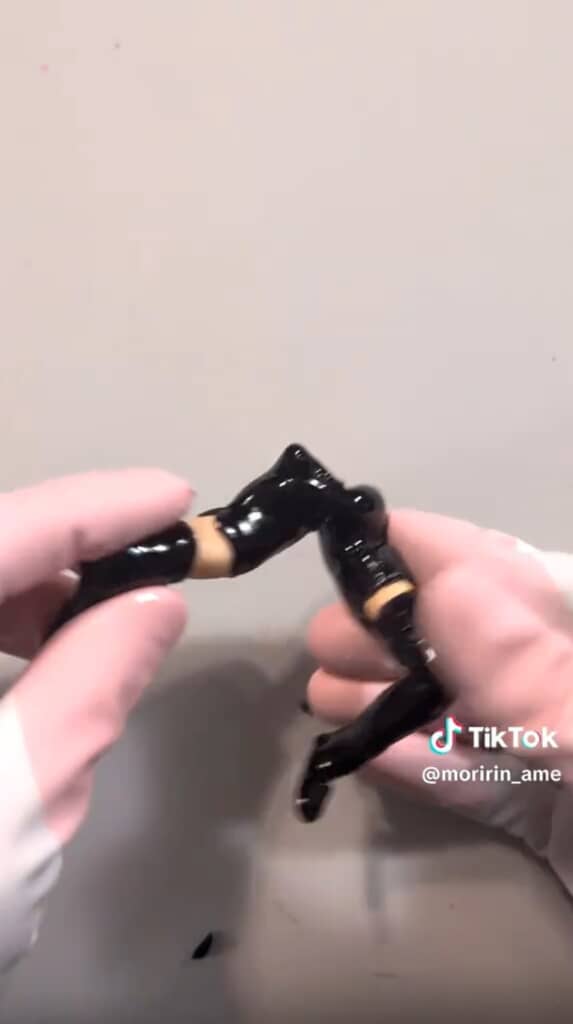 大きく開いた足