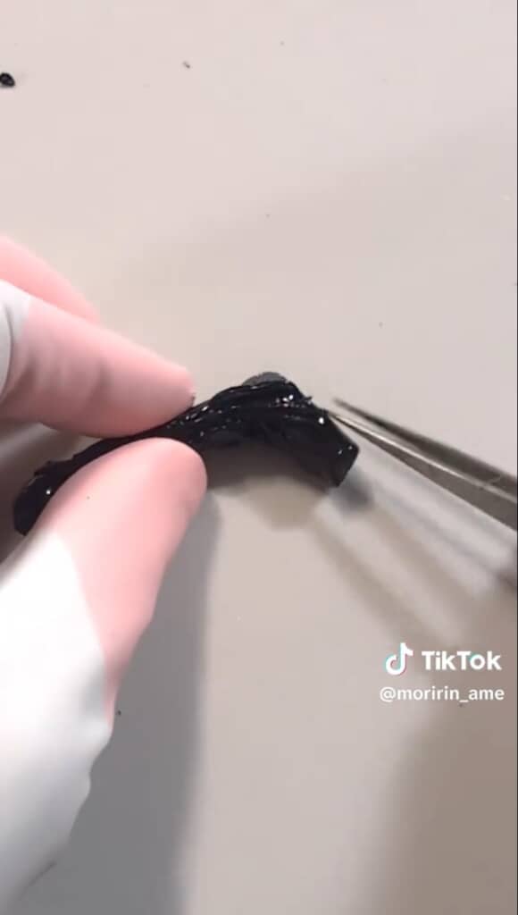 服のひだをハサミで作ります