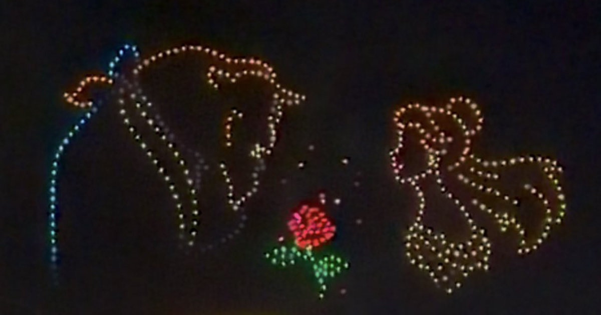 ディズニー『美女と野獣』のドローンショー→よく見ると……「くっそ笑ってしもた」　雰囲気ぶち壊しな“奇跡の1枚”に「めっちゃおもろいww」（1/2） | ディズニー ねとらぼ