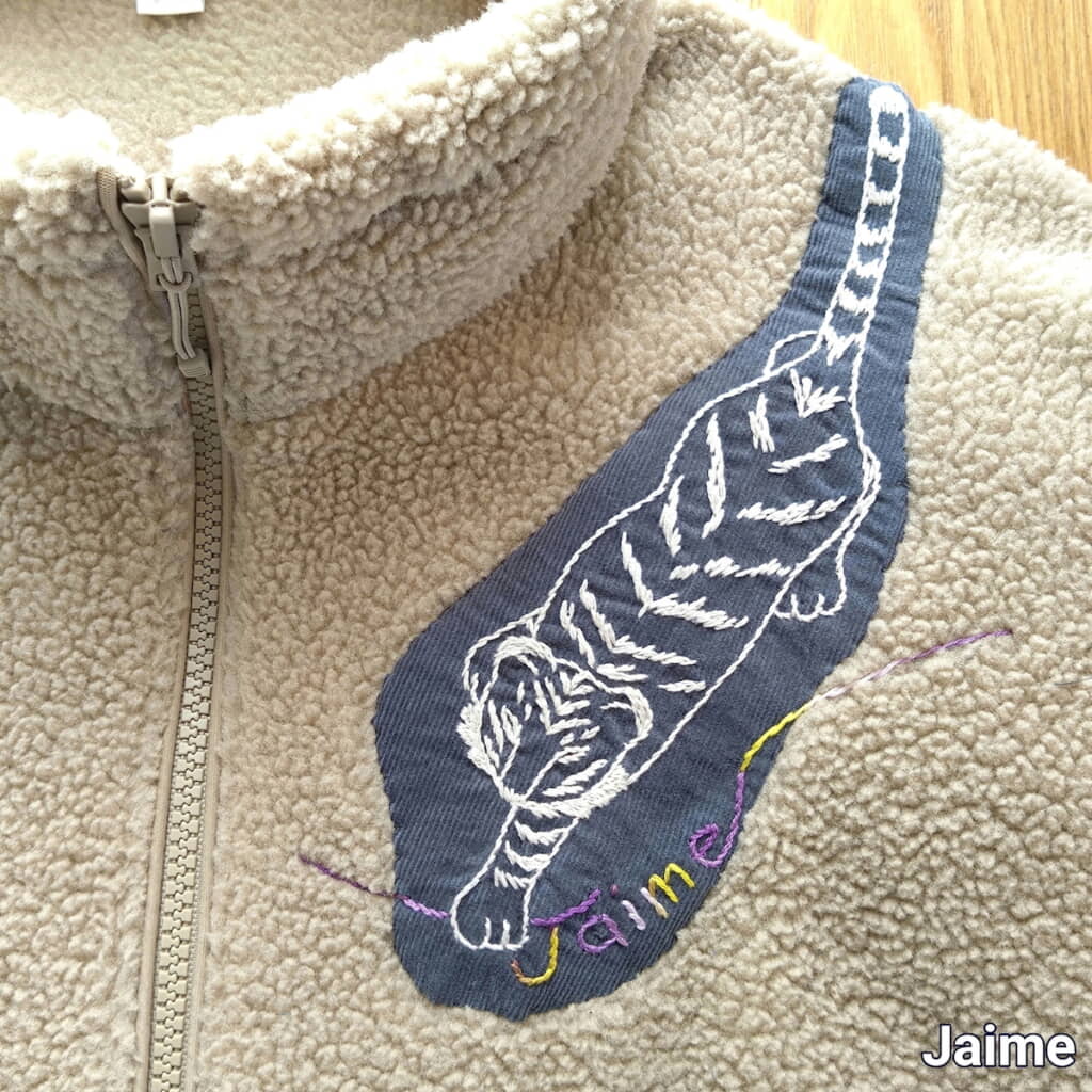 トラと一緒に自身のサインも刺しゅう