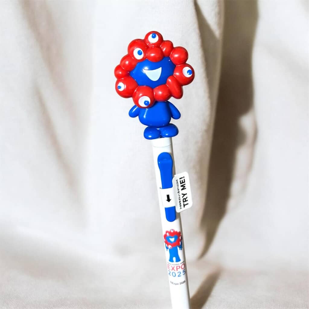 大阪・関西万博2025公式キャラクター「ミャクミャク」のフィギュアが付いたボールペン
