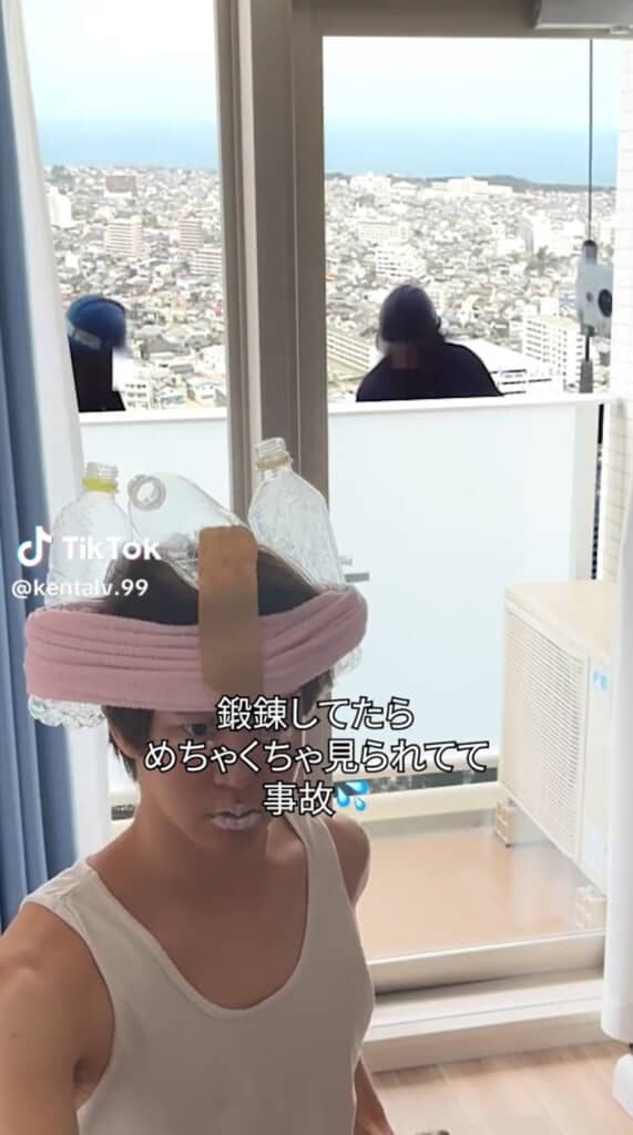 後ろに誰かいるな……