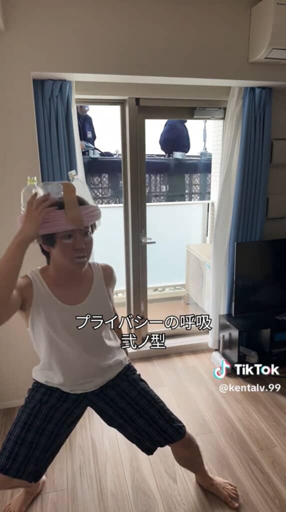 思わず頭のペットボトルに手をあてています