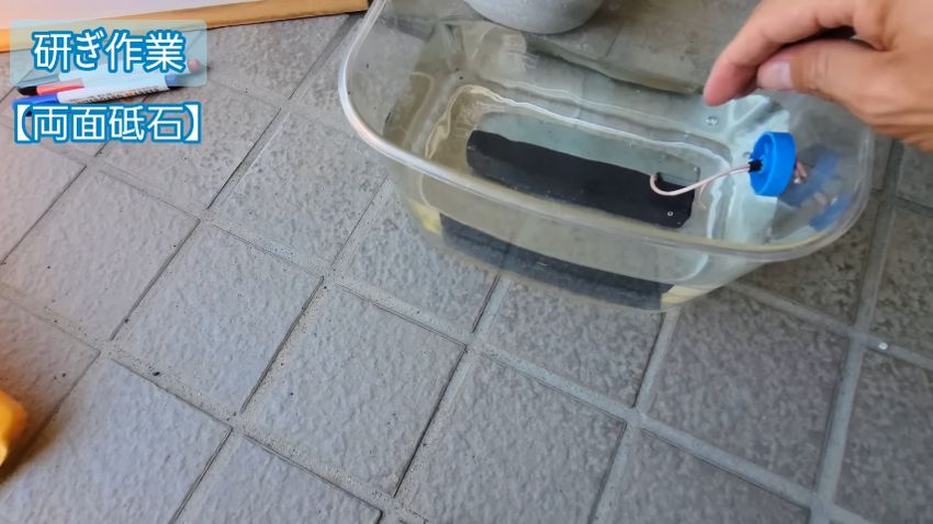 水に沈んでいる砥石