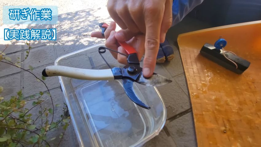 黒ずみが取れて銀色になった刃