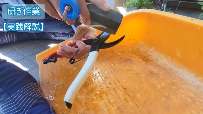 砥石の角度を変えて刃先を研ぐ