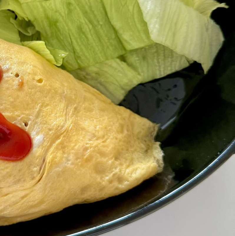 薄焼きオムレツで包むタイプのオムライス