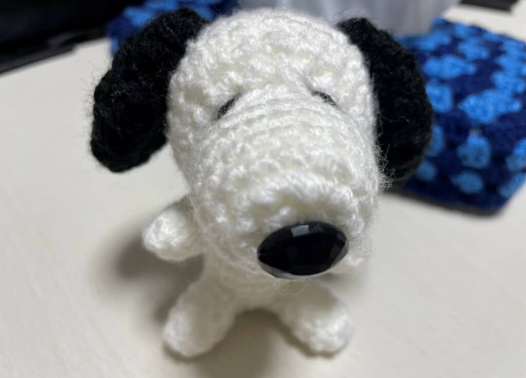 ちょこんと座ったかわいらしい姿