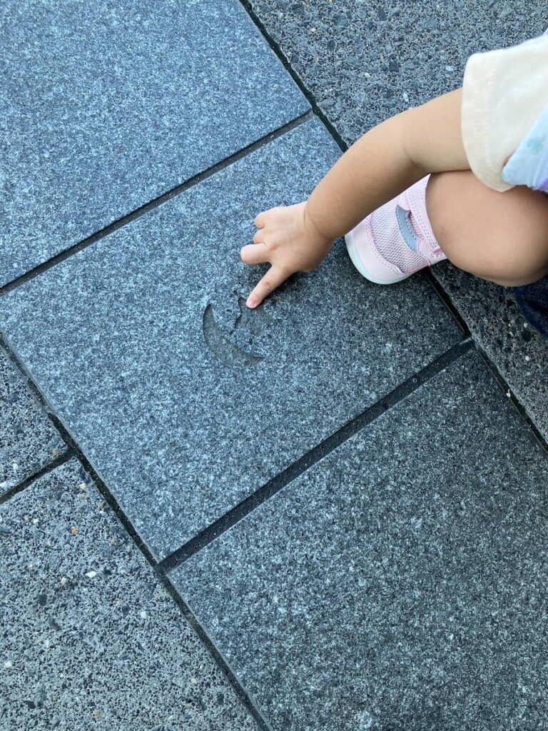 急にしゃがみ込んで指差したのは……