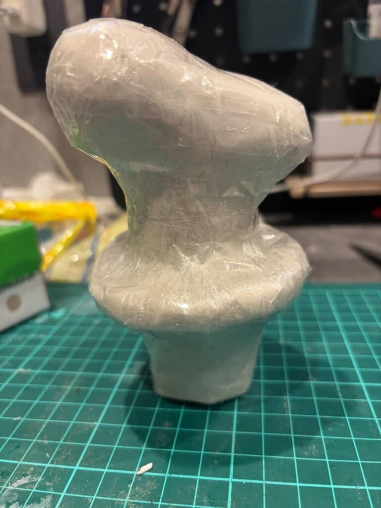 油粘土で作った帽子の原型