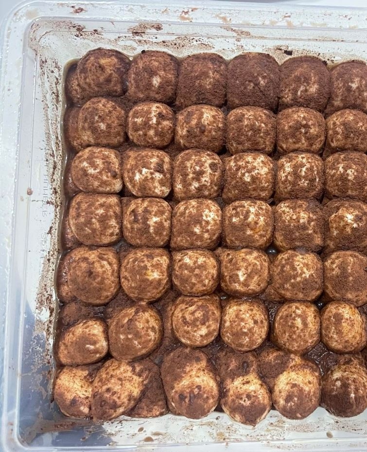 購入したティラミスの左側