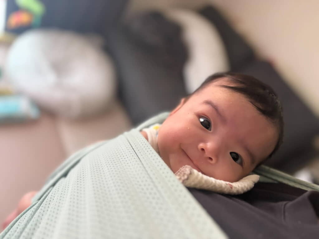 寝たかと思ったらキラキラの目で見つめていました