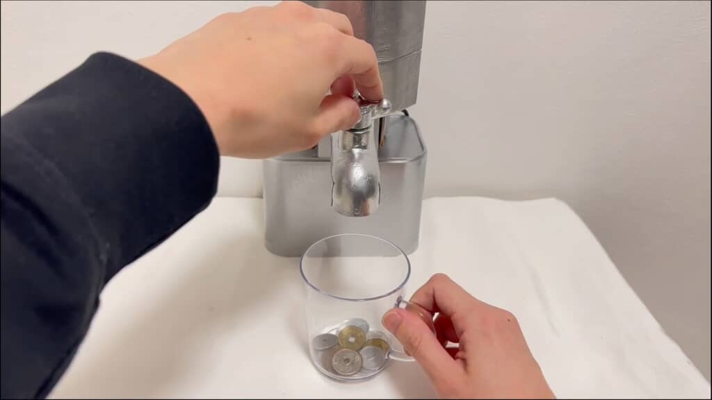 蛇口をひねると硬貨が出てきた！