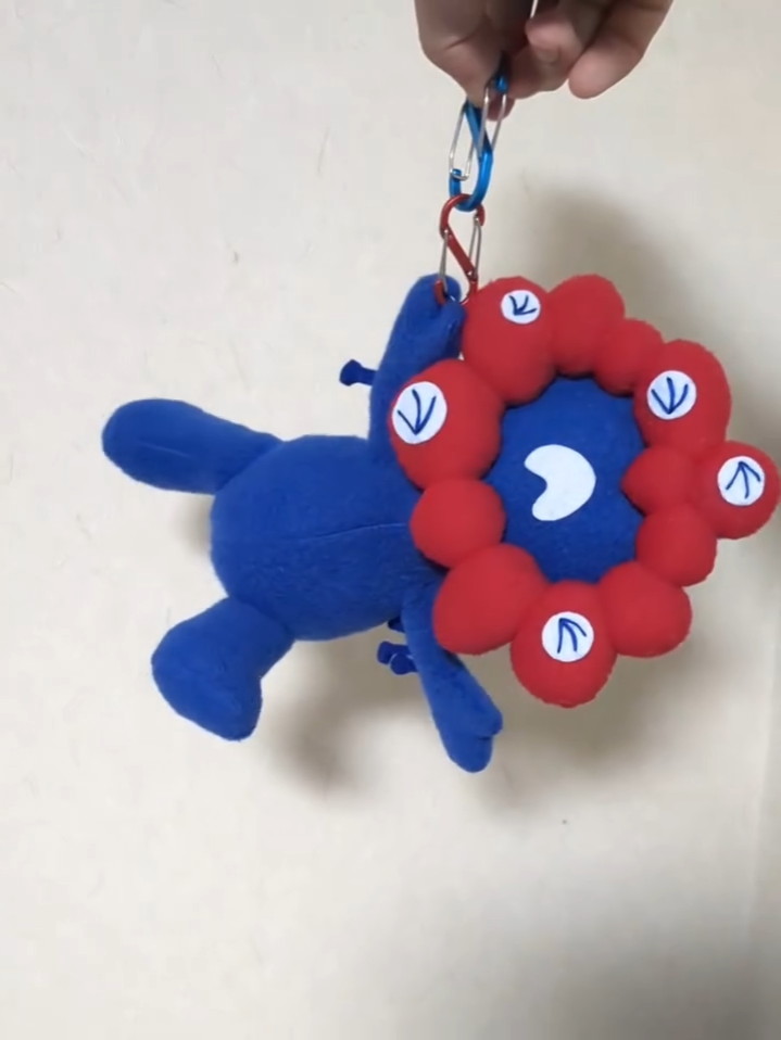 「落ちる～！」という声が聞こえそうなミャクミャク