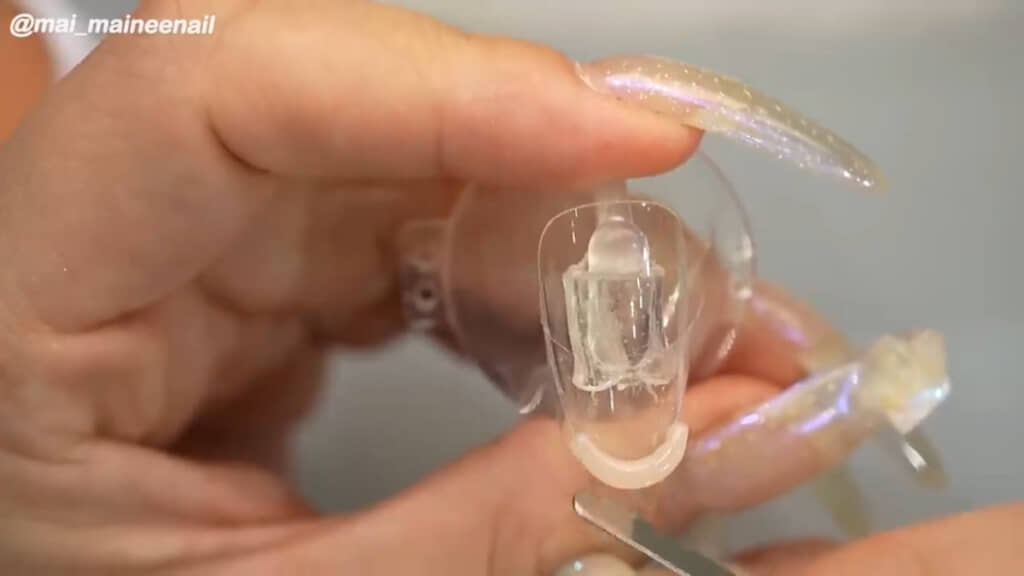 直接触らないように気をつけながらクレイジェルを造形していきます