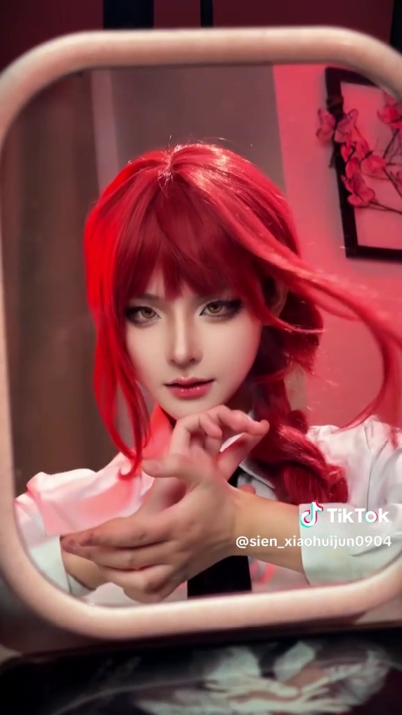 黒髪ロングの女性が『チェンソーマン』マキマのコスプレをすると……