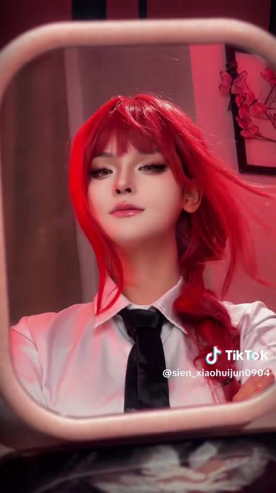 黒髪ロングの女性が『チェンソーマン』マキマのコスプレをすると……