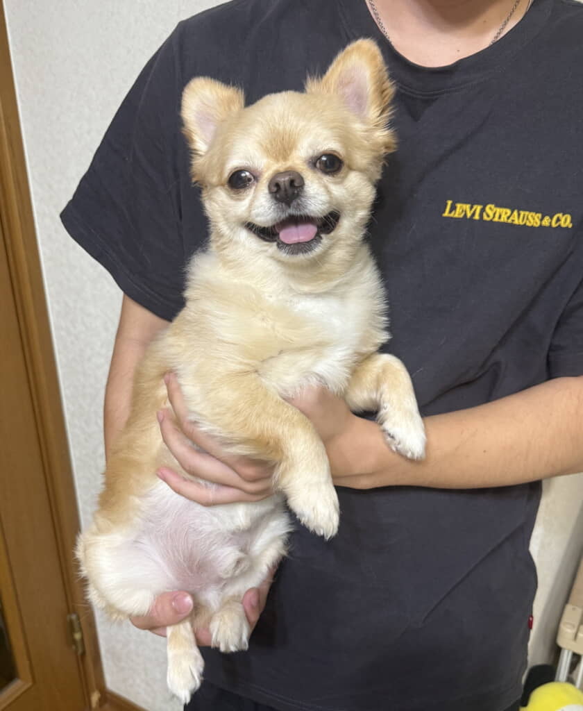 弟さんの抱っこのときはニコニコ笑顔！