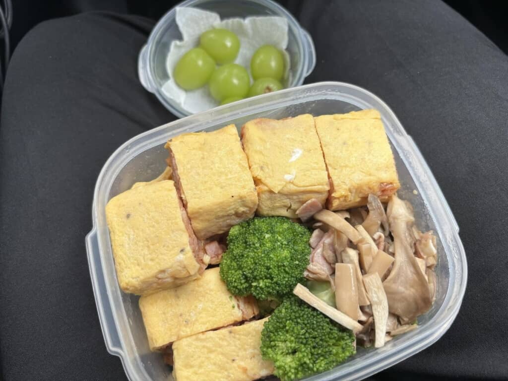 厚焼き卵のオムライス＆マスカット（画像提供：べるさん／@kod0oni）