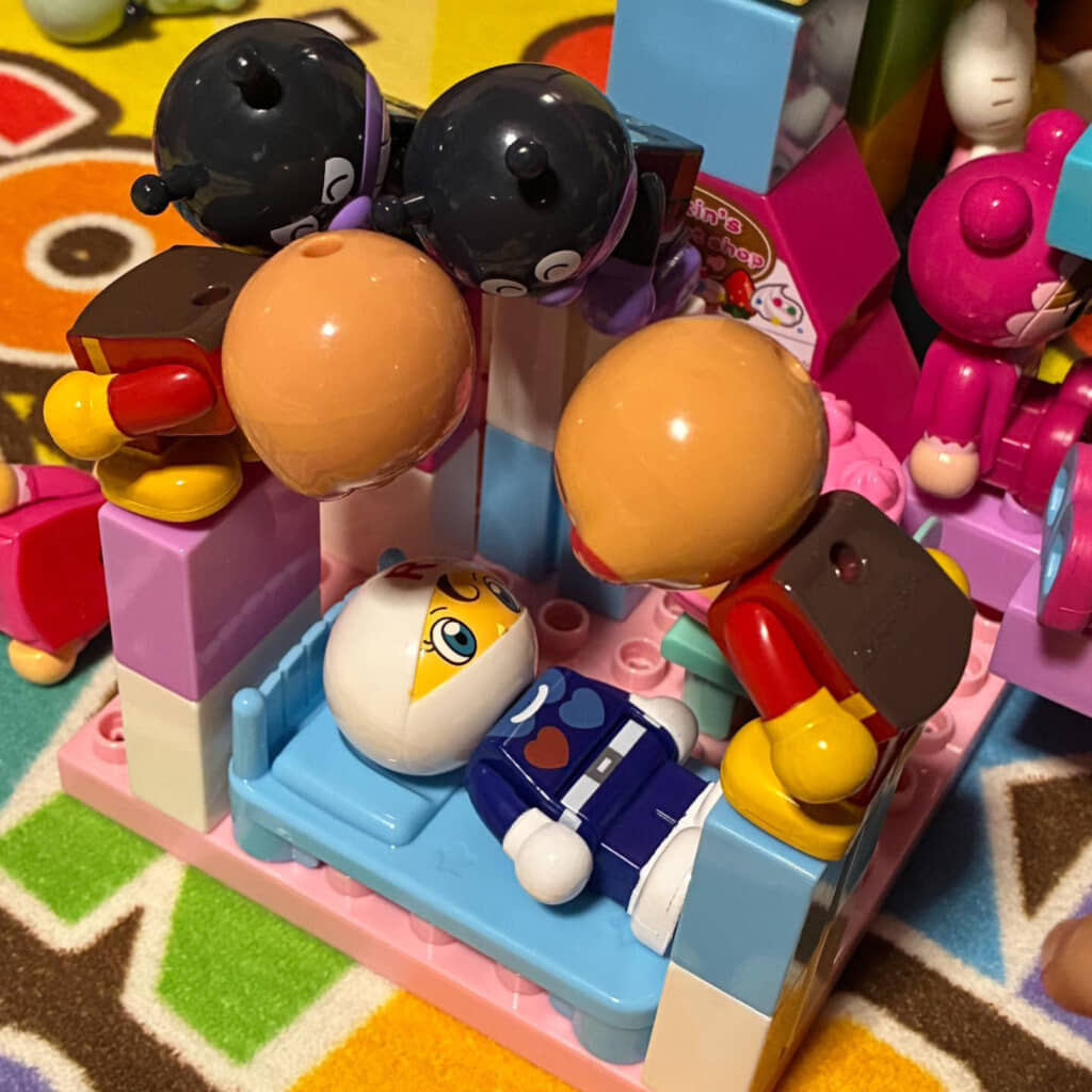 就寝中、大勢に見つめられるロールパンナ