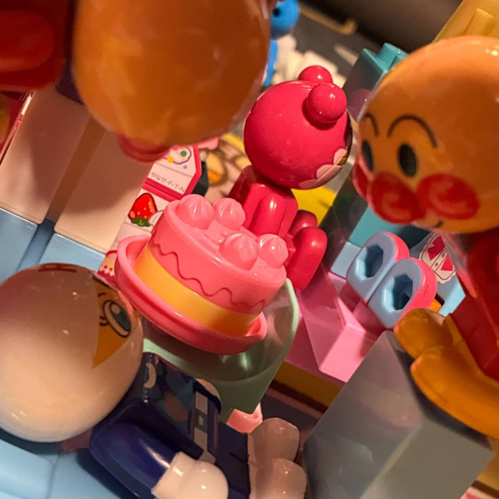 ライティングも絶妙で、アンパンマンにかかる影が不気味