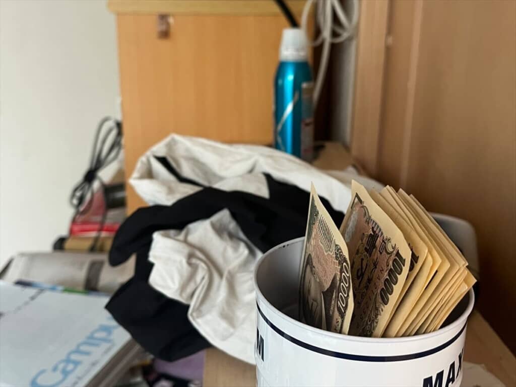 ママがびっくりした札束が置いてる娘の机