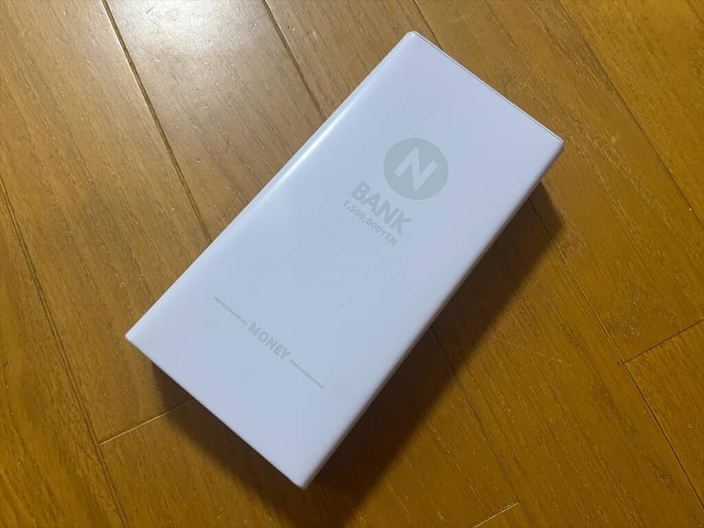 ママがびっくりした札束が置いてる娘の机