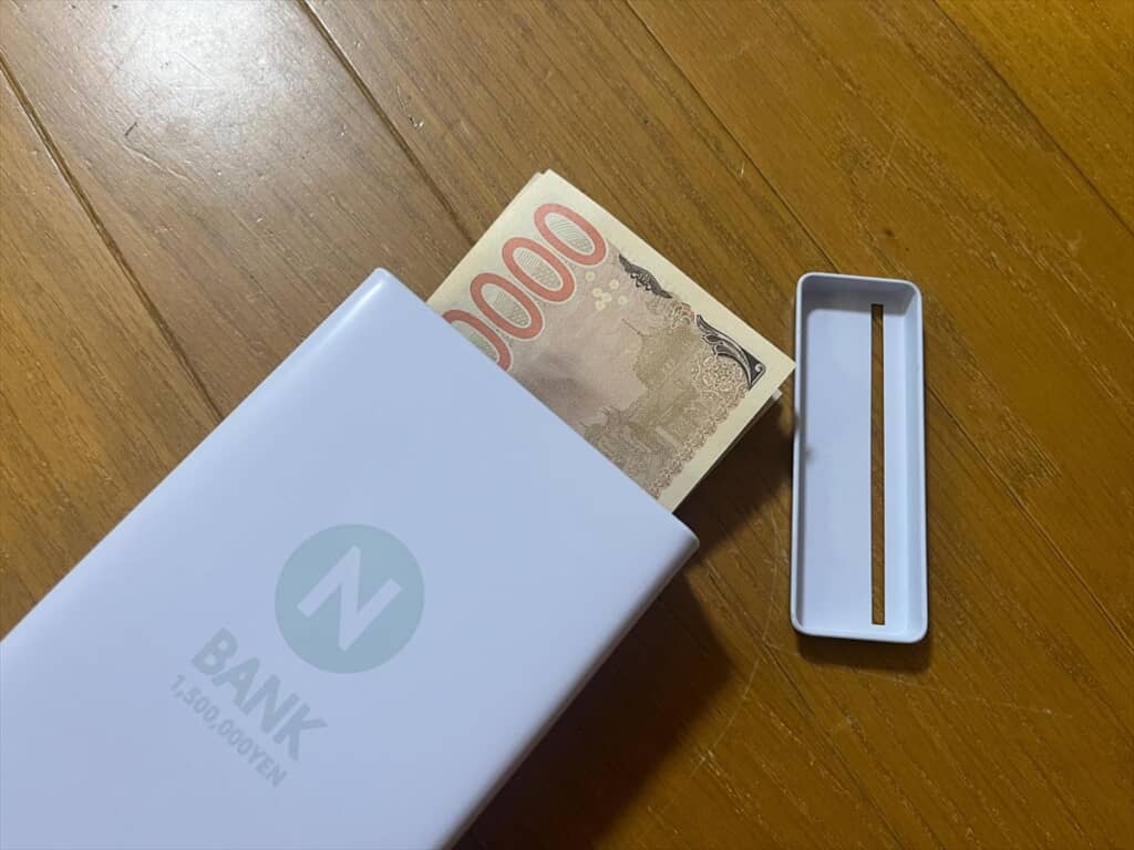 ママがびっくりした札束が置いてる娘の机