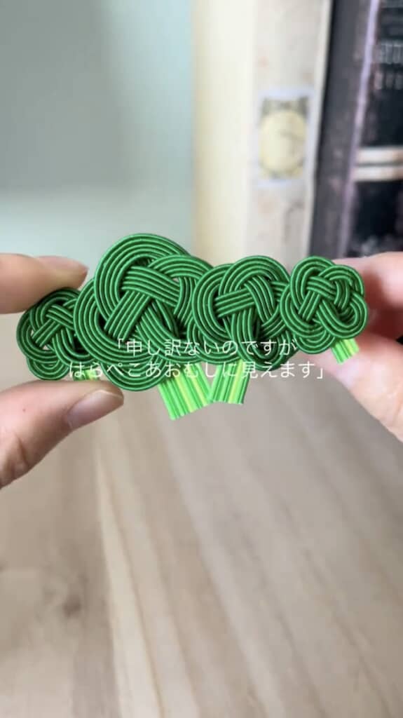 言われてみれば『はらぺこあおむし』に見える……？