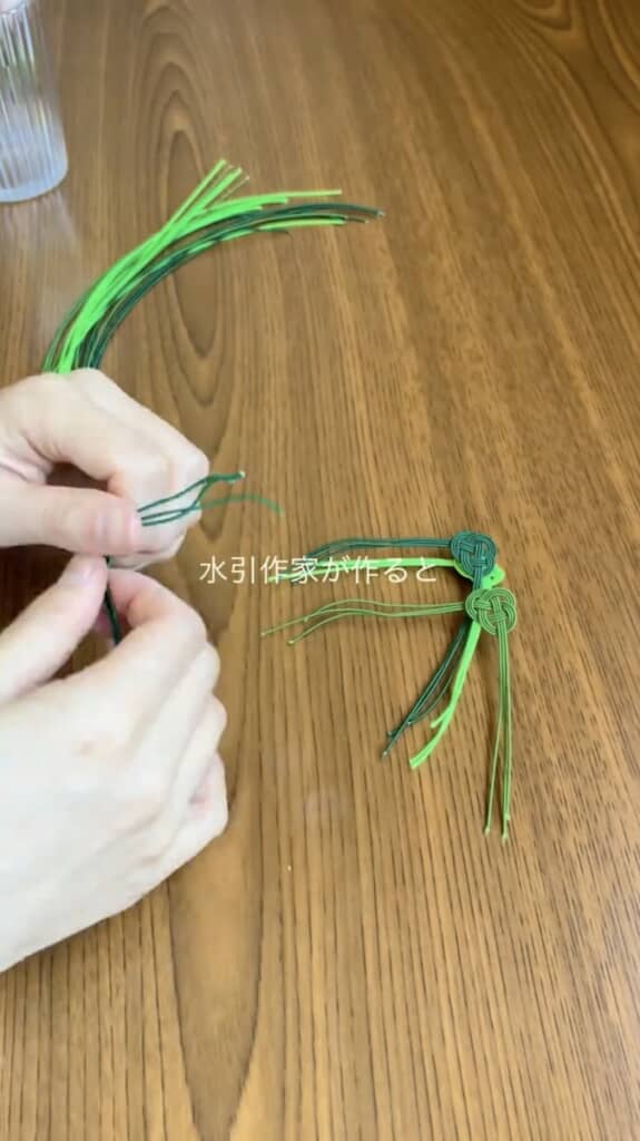 3種類の緑色を使い分け胴体を編みます