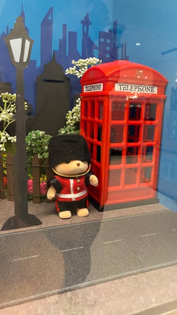 テレフォンブースとの並びもかわいすぎる（画像提供：nozaさん／@ericknoza.noza）