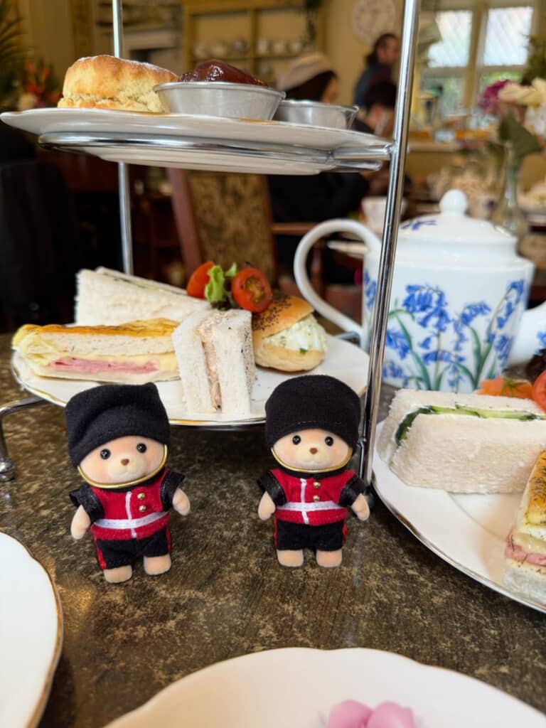 アフタヌーンティーを楽しむバニア兵（画像提供：nozaさん／@ericknoza.noza）