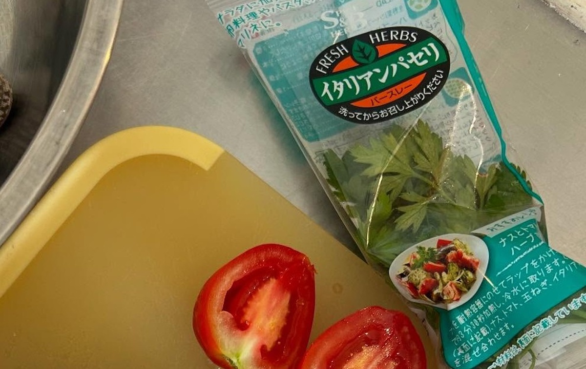 小4娘に「好きなもの買っておいで」と1000円を渡したら……　パパ驚きの購入品とまさかの展開に「すげぇんだけども！」「揃えられても作れません(震え声)」（1/3） | グルメ ねとらぼ