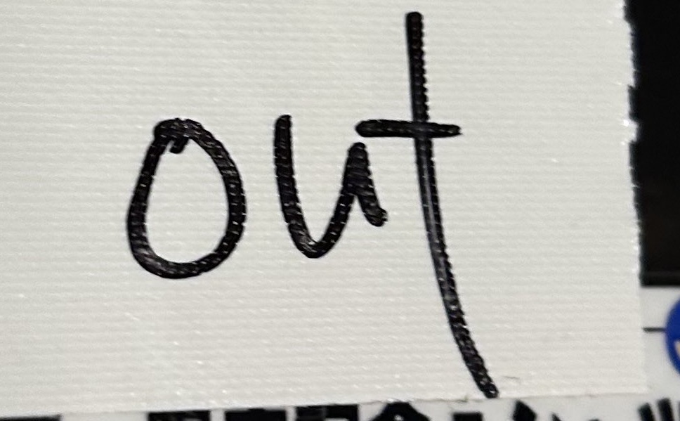 ライブの物販で貼り出された貼り紙を見ると……（画像提供：かんじ／@kanji_Toyさん）