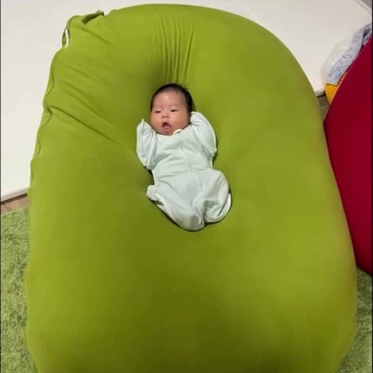 ソファでくつろぐ赤ちゃん→たった半年で……　父「こんな育つ!?」同じ場所で撮影した“衝撃の姿”が194万再生 | 育児 ねとらぼ